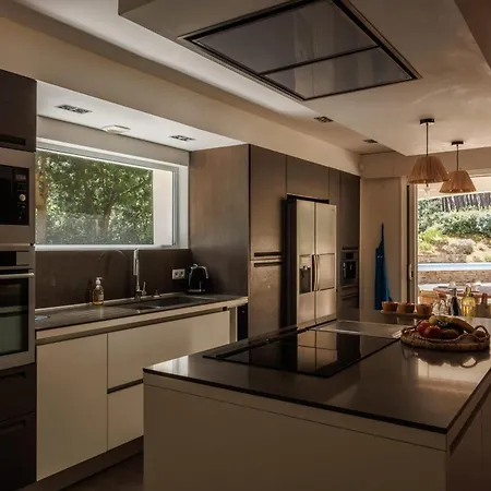 Elegant For 10 With Pool In The Heart Of An Ocean-view Setting