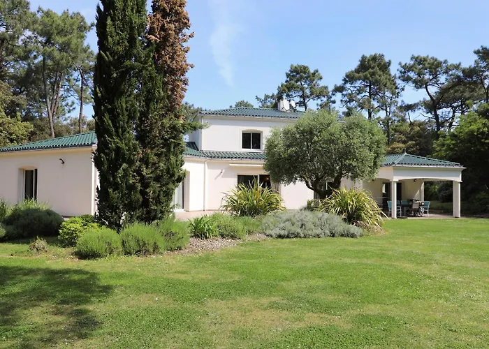 Elegant For 10 With Pool In The Heart Of An Ocean-view Setting