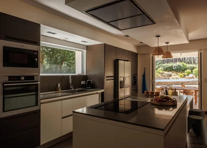 Elegant For 10 With Pool In The Heart Of An Ocean-view Setting